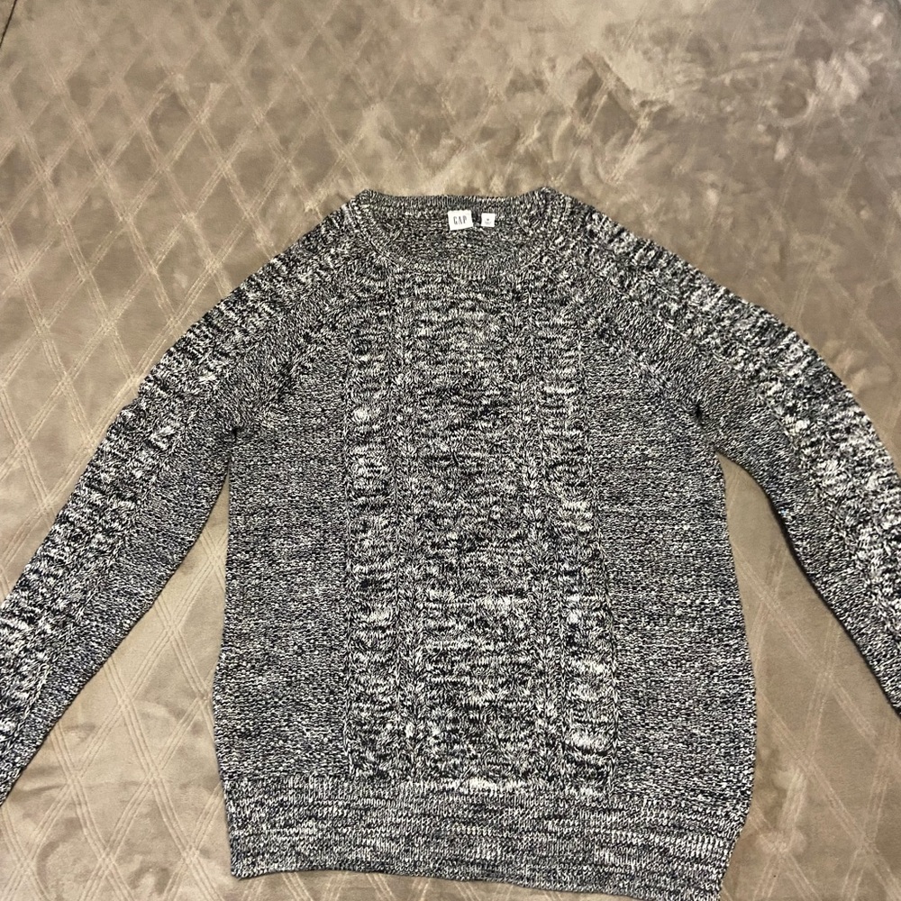 Cable knit Sweater wearing a regular GAP size M hits at the hip. - Picture 3 of 6